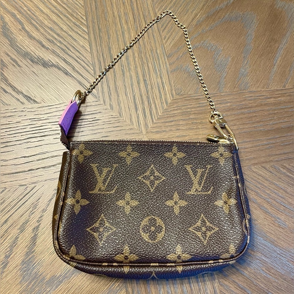 Authentic Louis Vuitton Mini Pochette Accessoires Christmas Vivienne Vendome - Picture 12 of 16